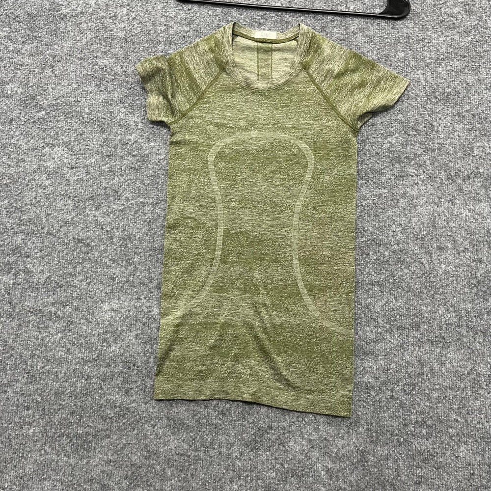 Lululemon T-Shirt Womens Size 4 Green Swiftly Tech Short Sleeve Athletic Workout